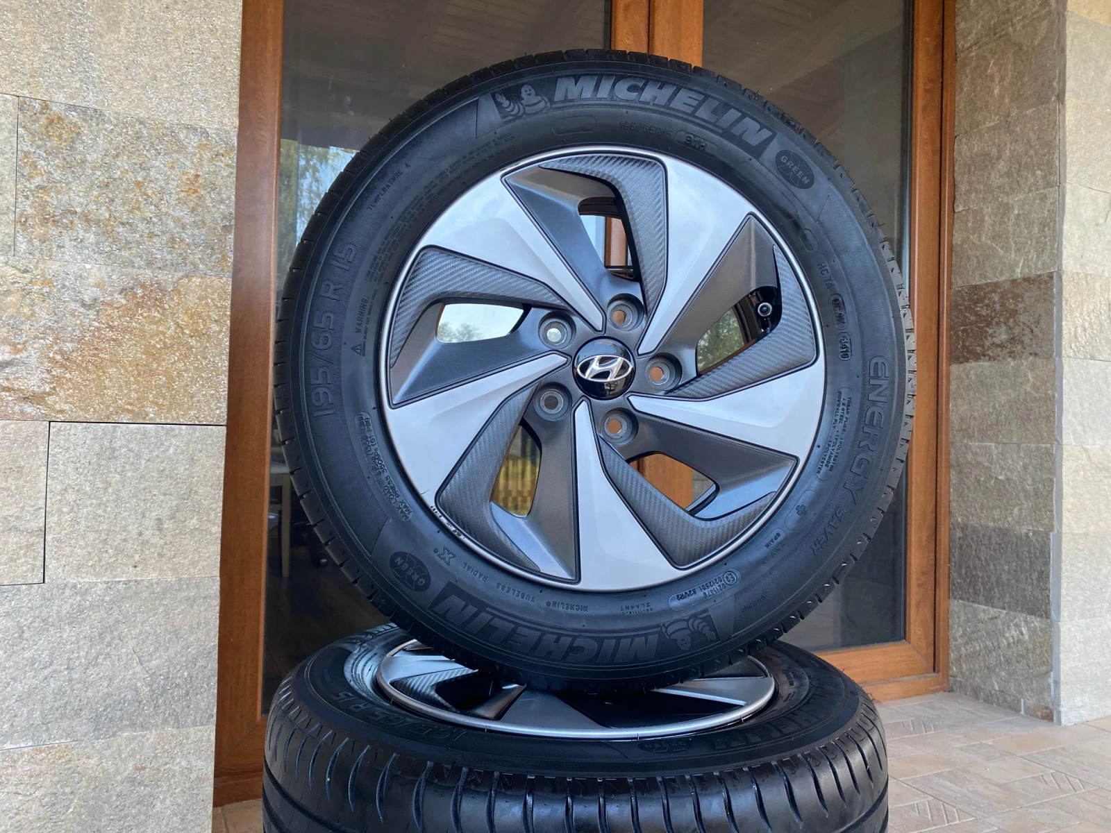 Гуми с джанти Michelin 195/65R15, снимка 2 - Гуми и джанти - 54855018