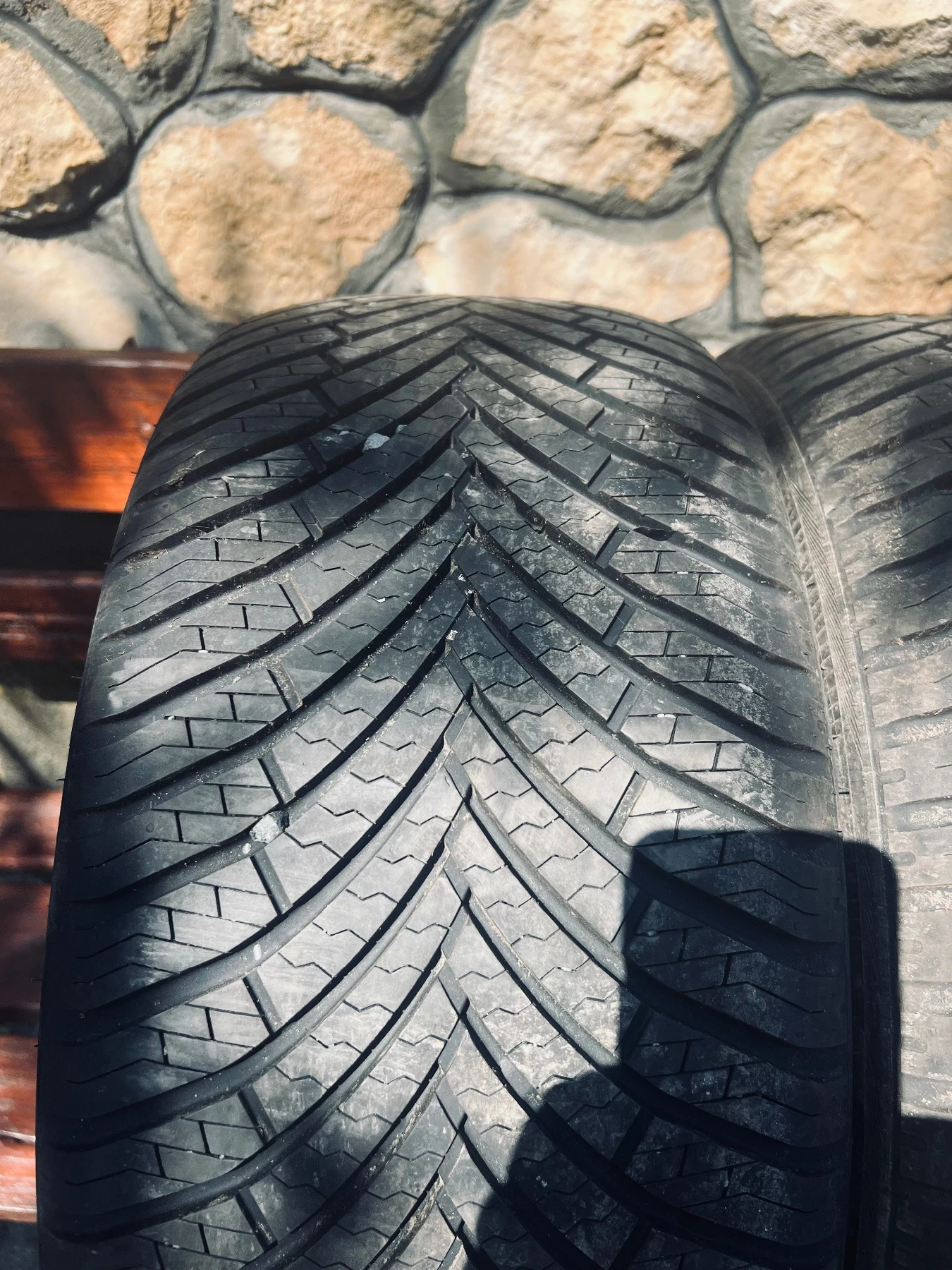 Гуми Всесезонни 245/40R18, снимка 2 - Гуми и джанти - 54900919
