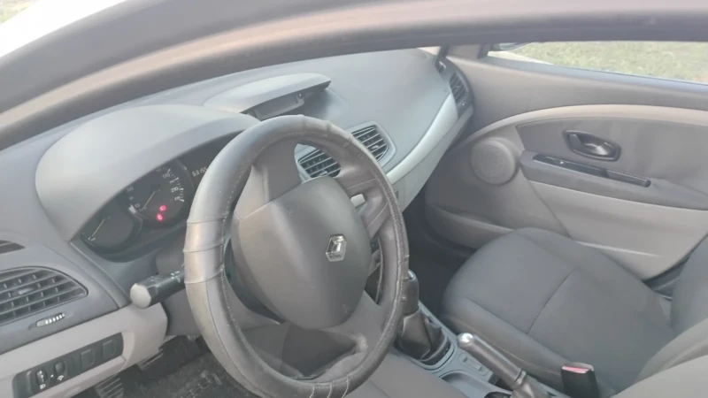 Renault Megane 1.5 DCI, снимка 8 - Автомобили и джипове - 52198351