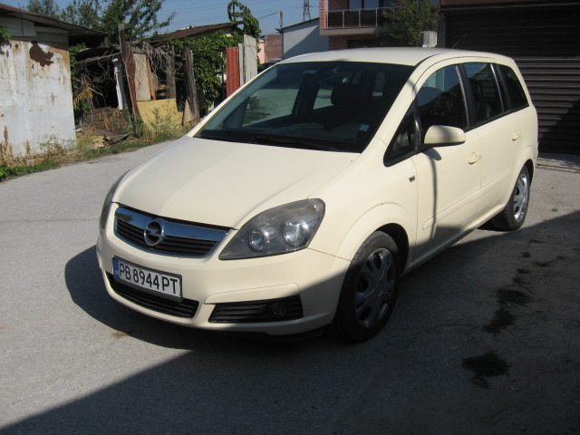 Opel Zafira 1.9 CDTI, снимка 15 - Автомобили и джипове - 46270553