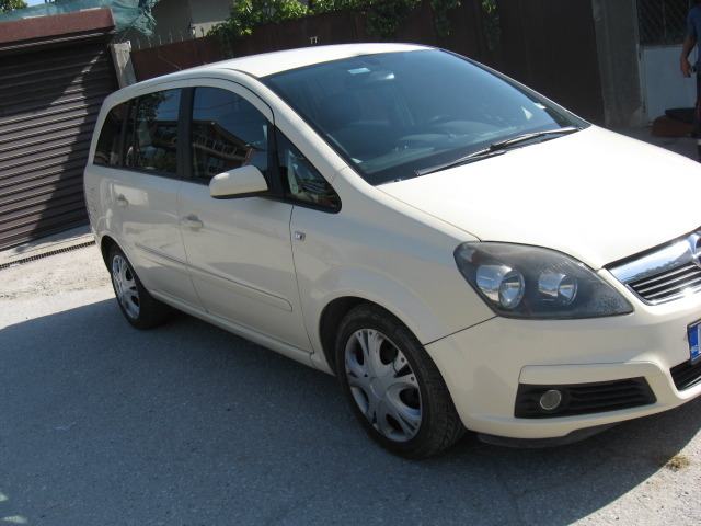 Opel Zafira 1.9 CDTI, снимка 16 - Автомобили и джипове - 46270553