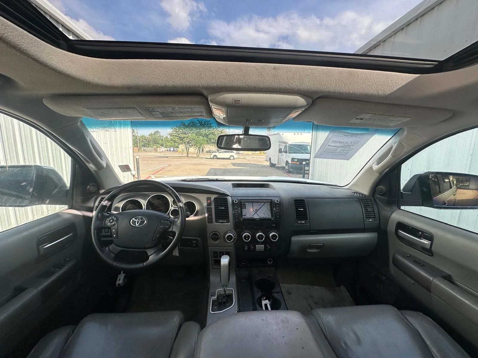 Toyota Sequoia 5.L V8 - изображение 7