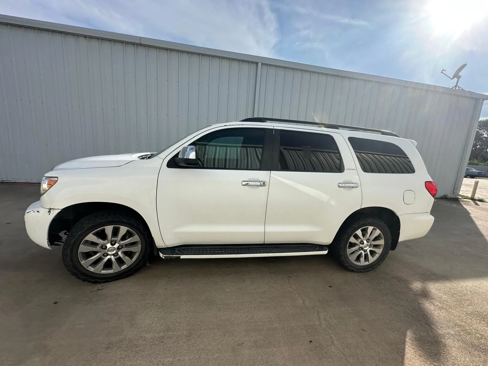 Toyota Sequoia 5.L V8 - изображение 4