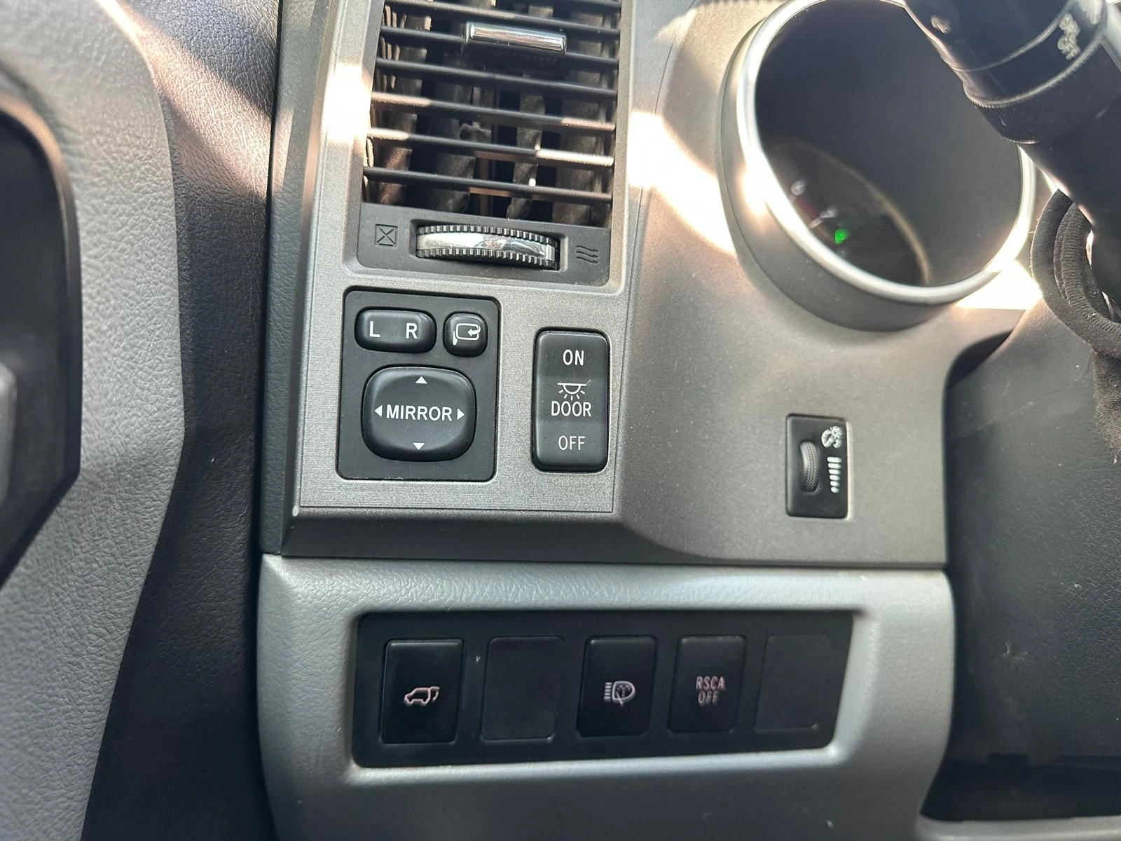 Toyota Sequoia 5.L V8 - изображение 9