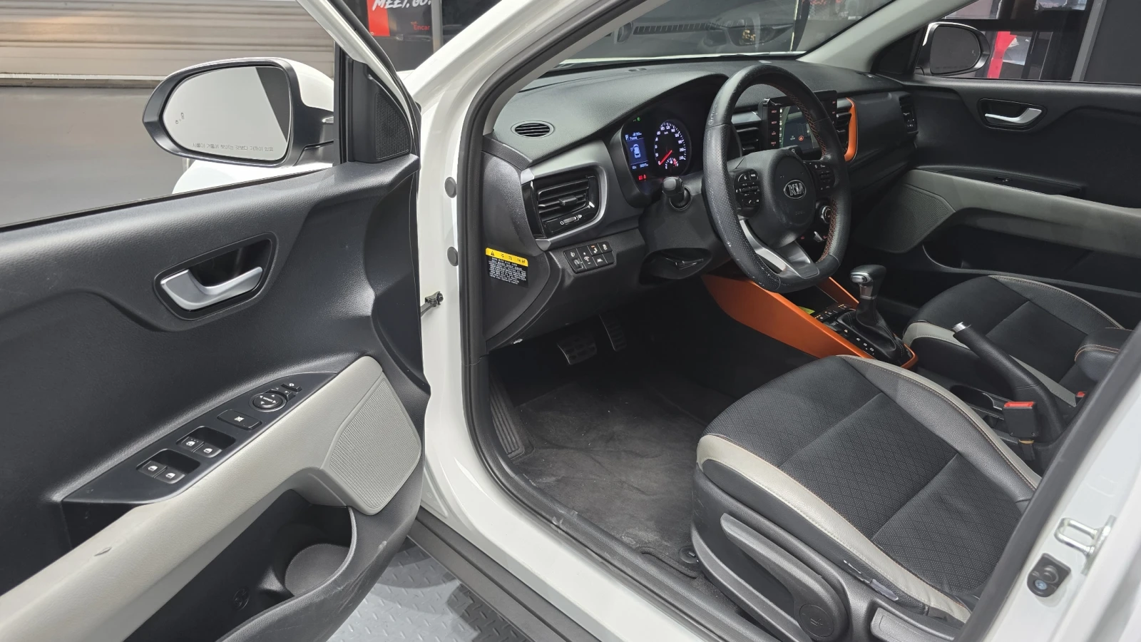 Kia Stonic 1.6 Prestige autogeorge.com, снимка 11 - Автомобили и джипове - 54136594