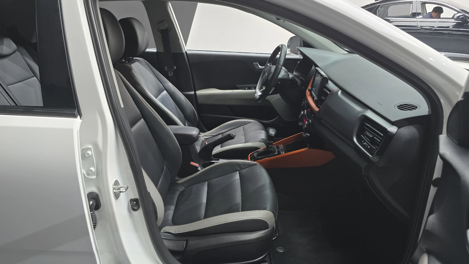 Kia Stonic 1.6 Prestige autogeorge.com, снимка 10 - Автомобили и джипове - 54136594