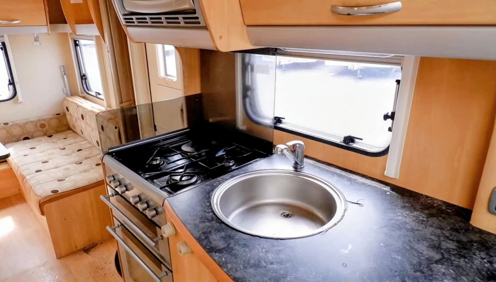 Каравана Swift Sterling Eccles Sapphire 2010, снимка 9 - Каравани и кемпери - 54056003