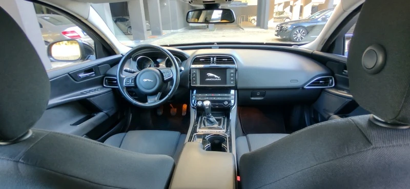 Jaguar XE 2.0 D, снимка 13 - Автомобили и джипове - 48133408