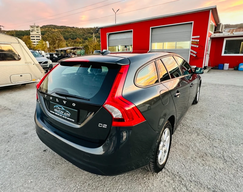 Volvo V60 1.6D КАТО НОВА, снимка 3 - Автомобили и джипове - 47882626