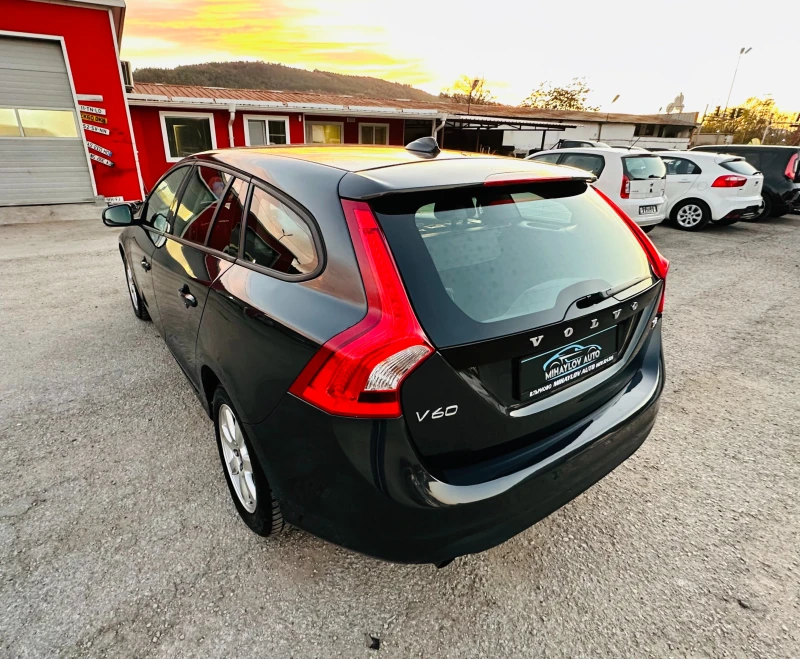 Volvo V60 1.6D КАТО НОВА, снимка 5 - Автомобили и джипове - 47882626