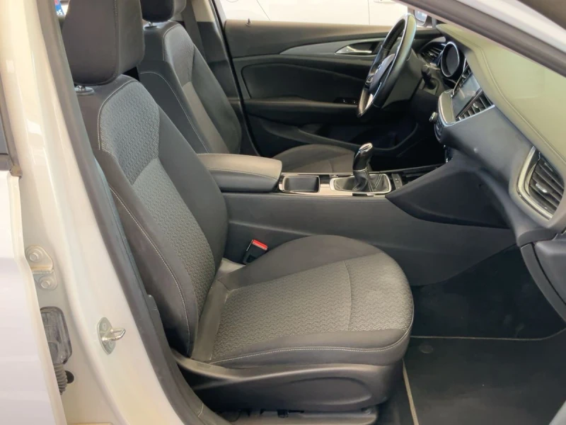 Opel Insignia Grand Sport 1.6 CDTI DPF Selective, снимка 8 - Автомобили и джипове - 52589924