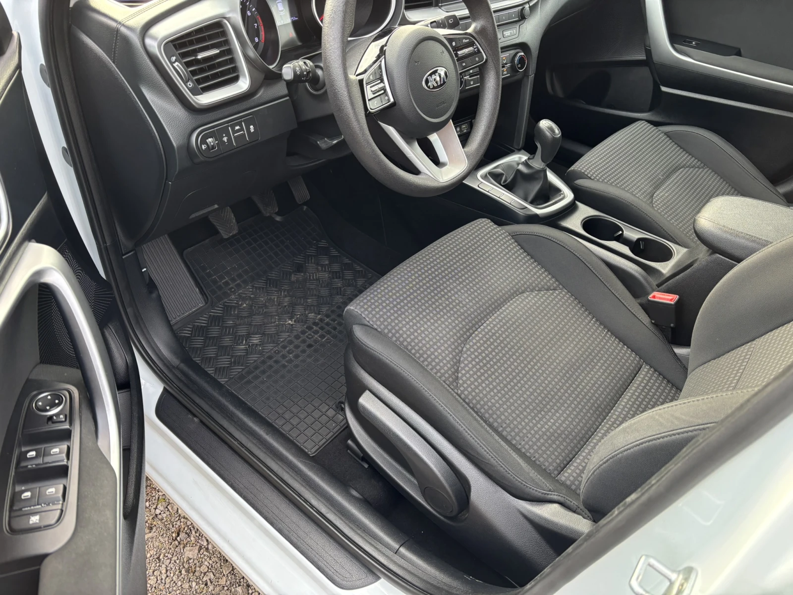 Kia Ceed 1.4 100 hp, снимка 7 - Автомобили и джипове - 54847469