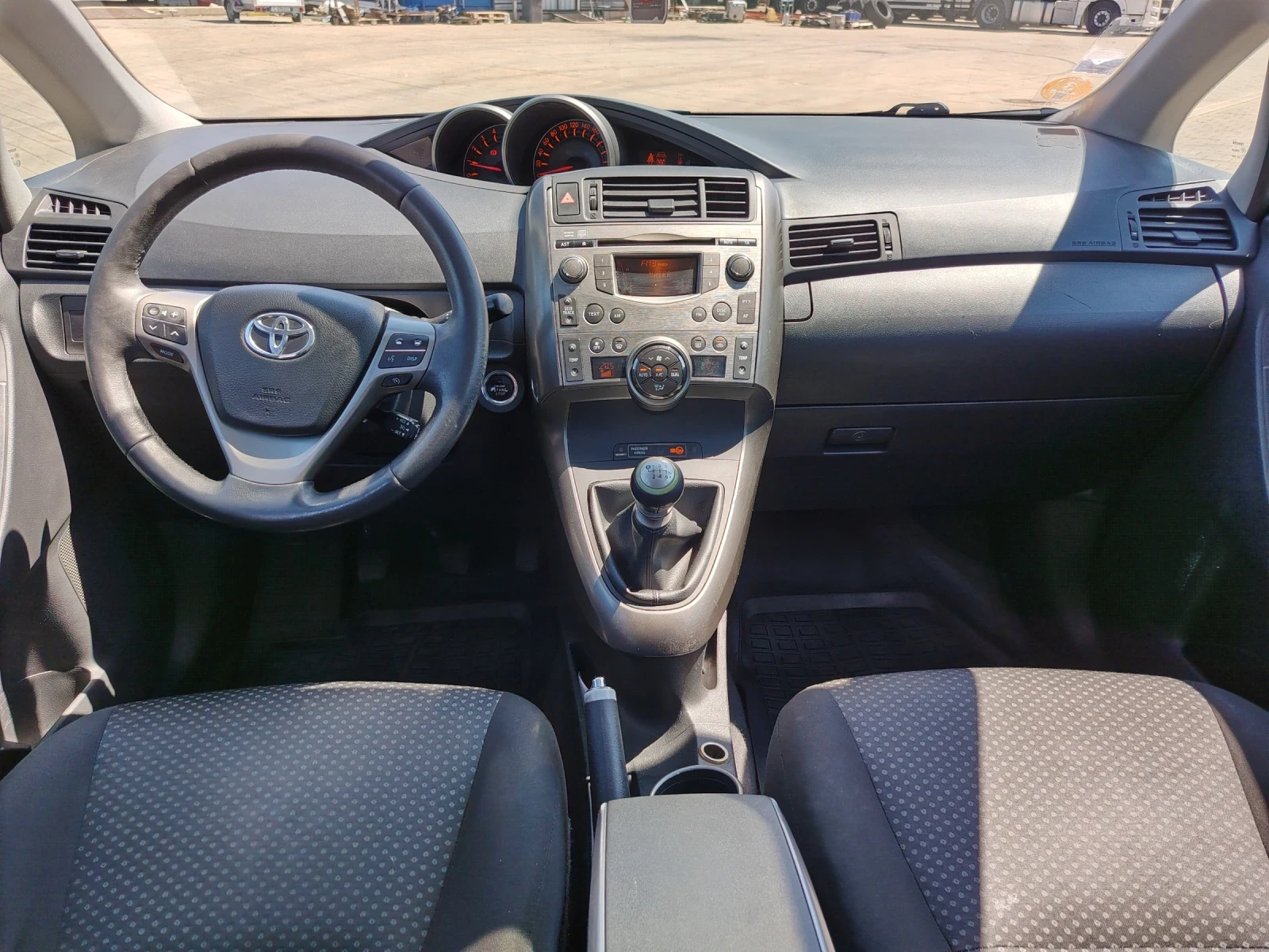 Toyota Corolla verso 2.0D4D, снимка 10 - Автомобили и джипове - 55569498