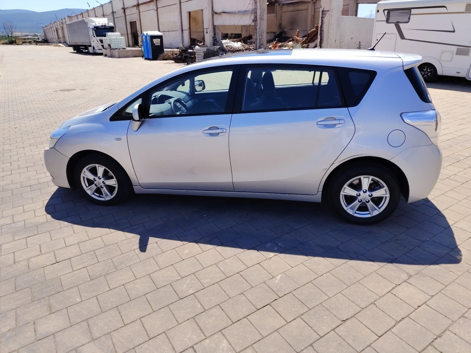 Toyota Corolla verso 2.0D4D, снимка 6 - Автомобили и джипове - 55569498