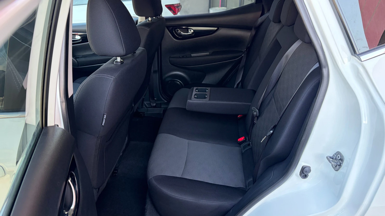 Nissan Qashqai 1.2 DIG-T , снимка 9 - Автомобили и джипове - 54155663