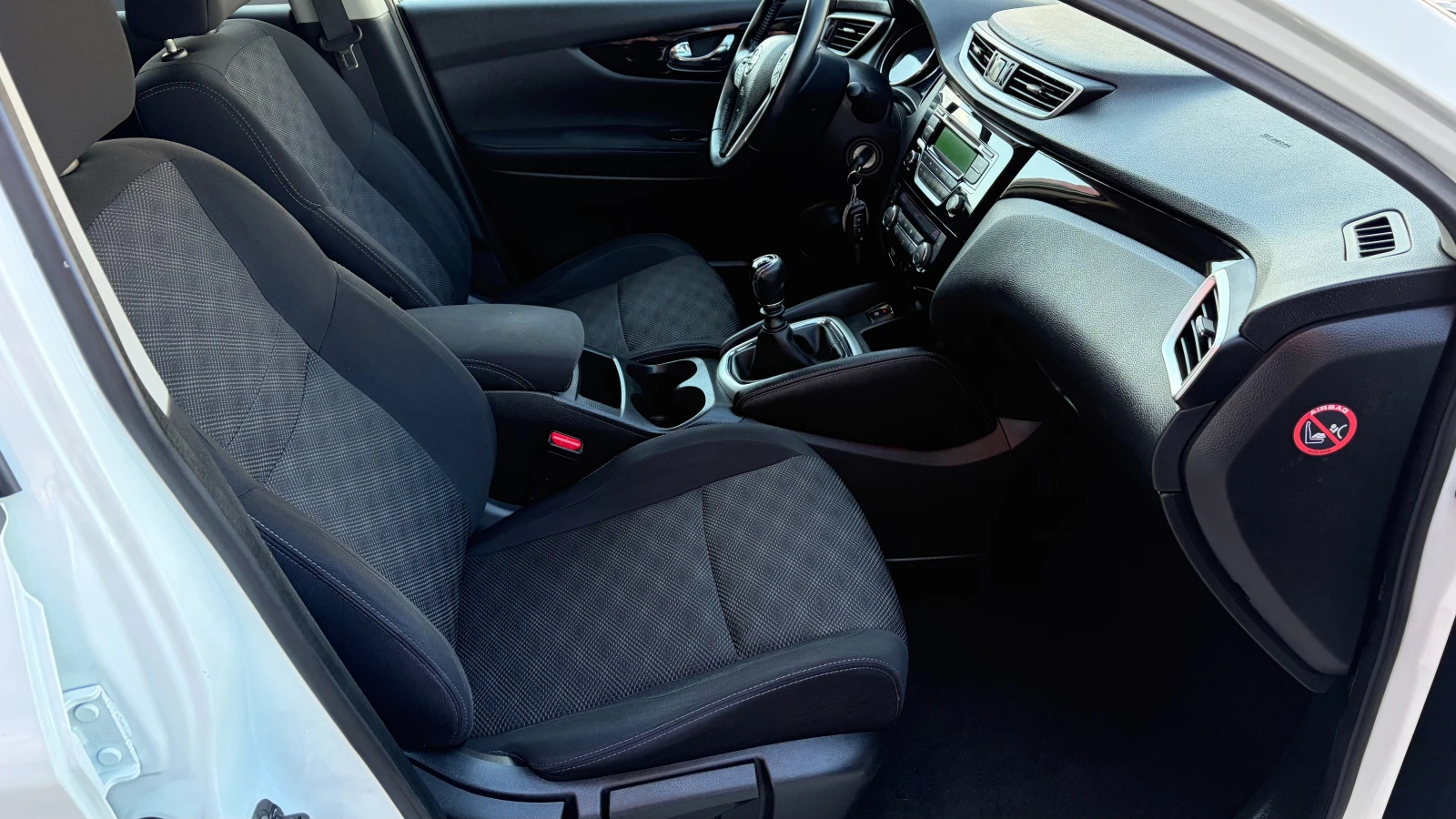 Nissan Qashqai 1.2 DIG-T , снимка 13 - Автомобили и джипове - 54155663