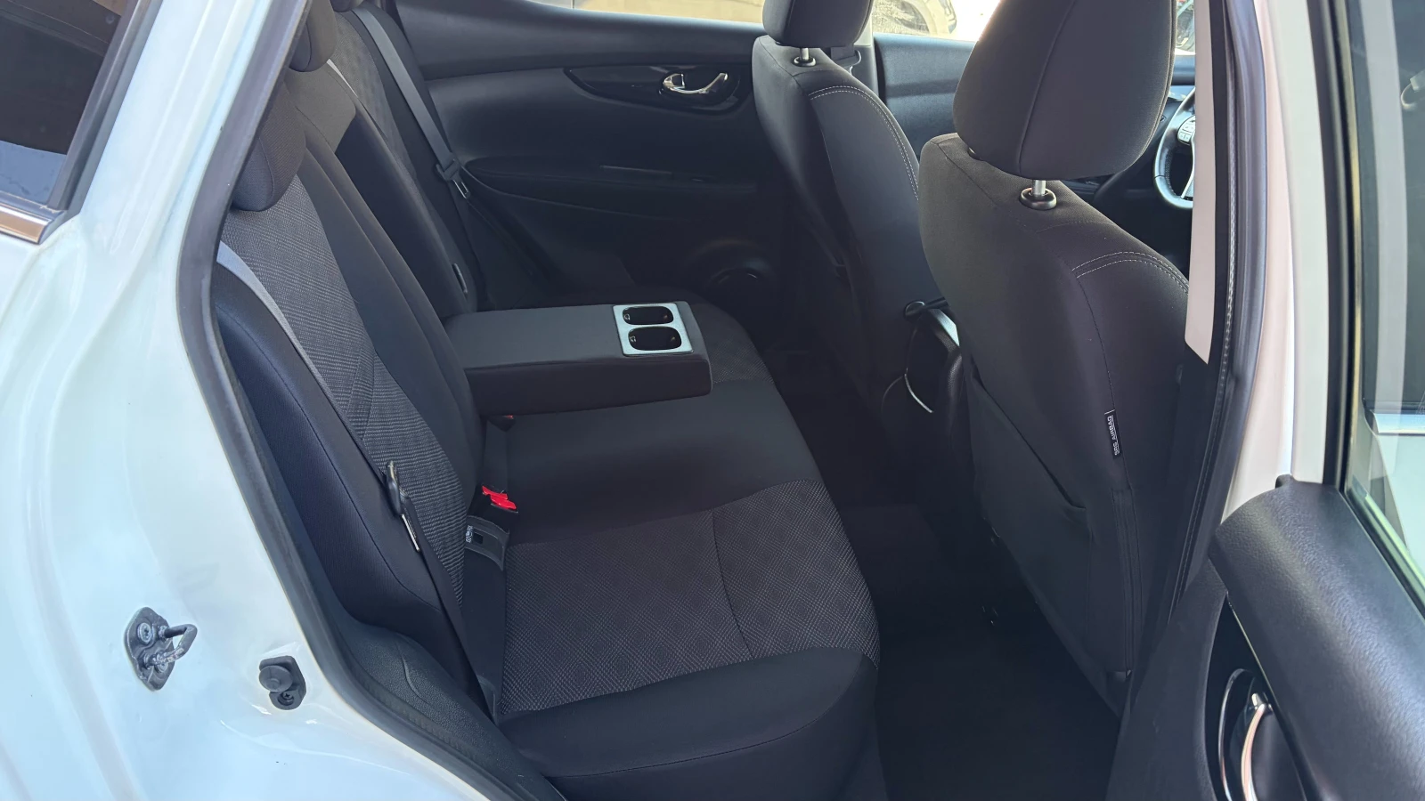 Nissan Qashqai 1.2 DIG-T , снимка 11 - Автомобили и джипове - 54155663