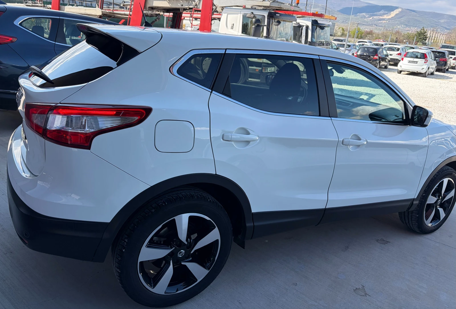 Nissan Qashqai 1.2 DIG-T , снимка 4 - Автомобили и джипове - 54155663