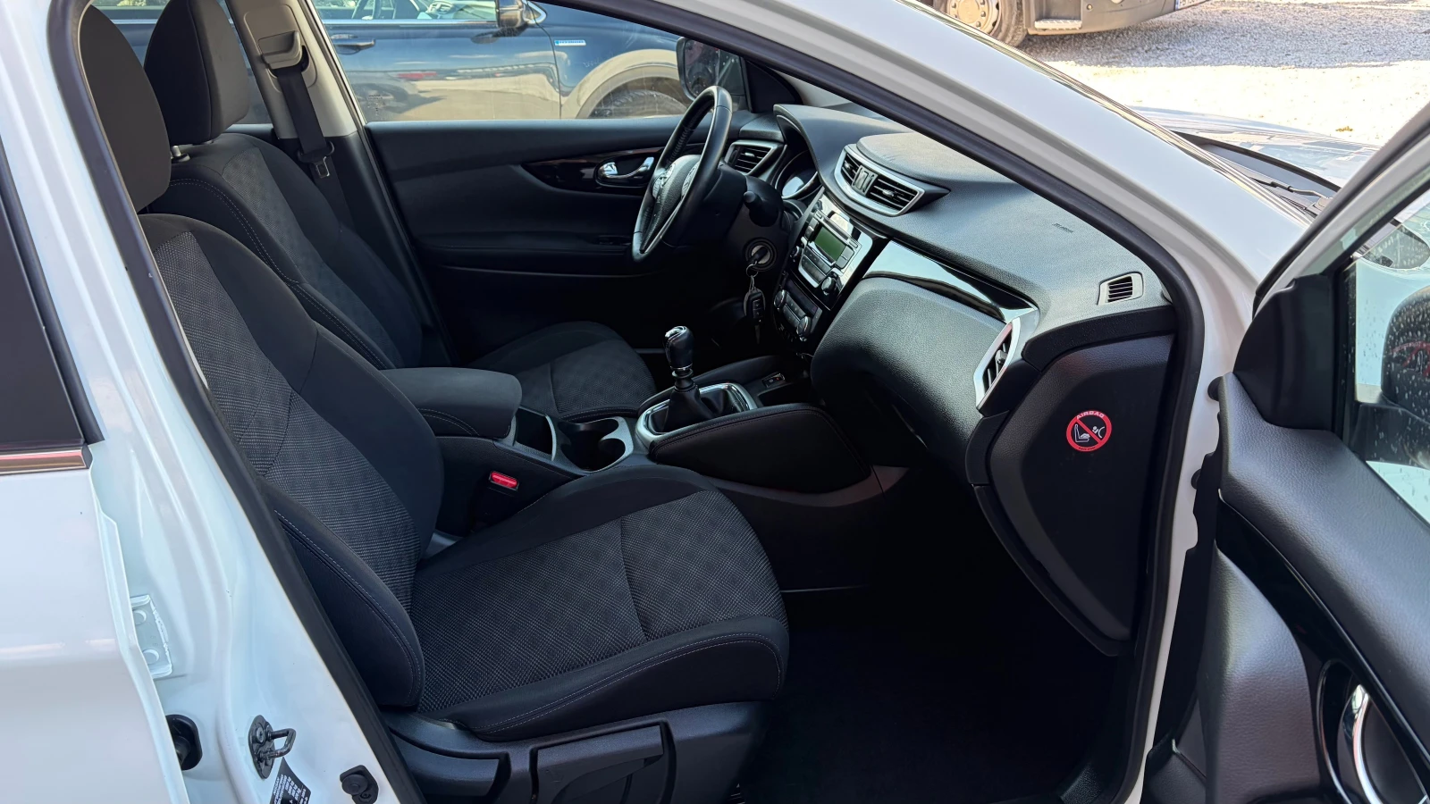 Nissan Qashqai 1.2 DIG-T , снимка 12 - Автомобили и джипове - 54155663