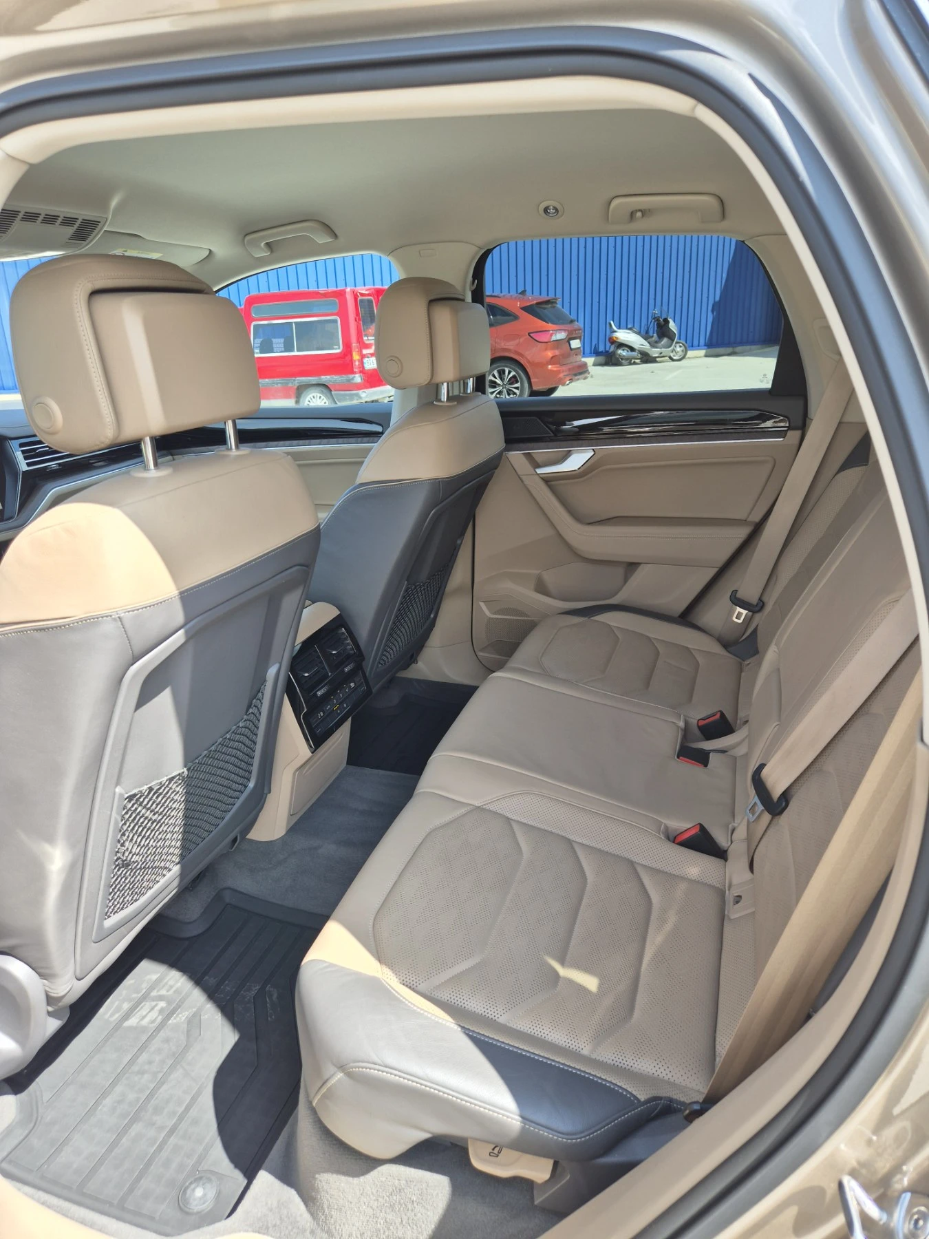 VW Touareg 3.0 TDI 4Motion, снимка 12 - Автомобили и джипове - 54934295