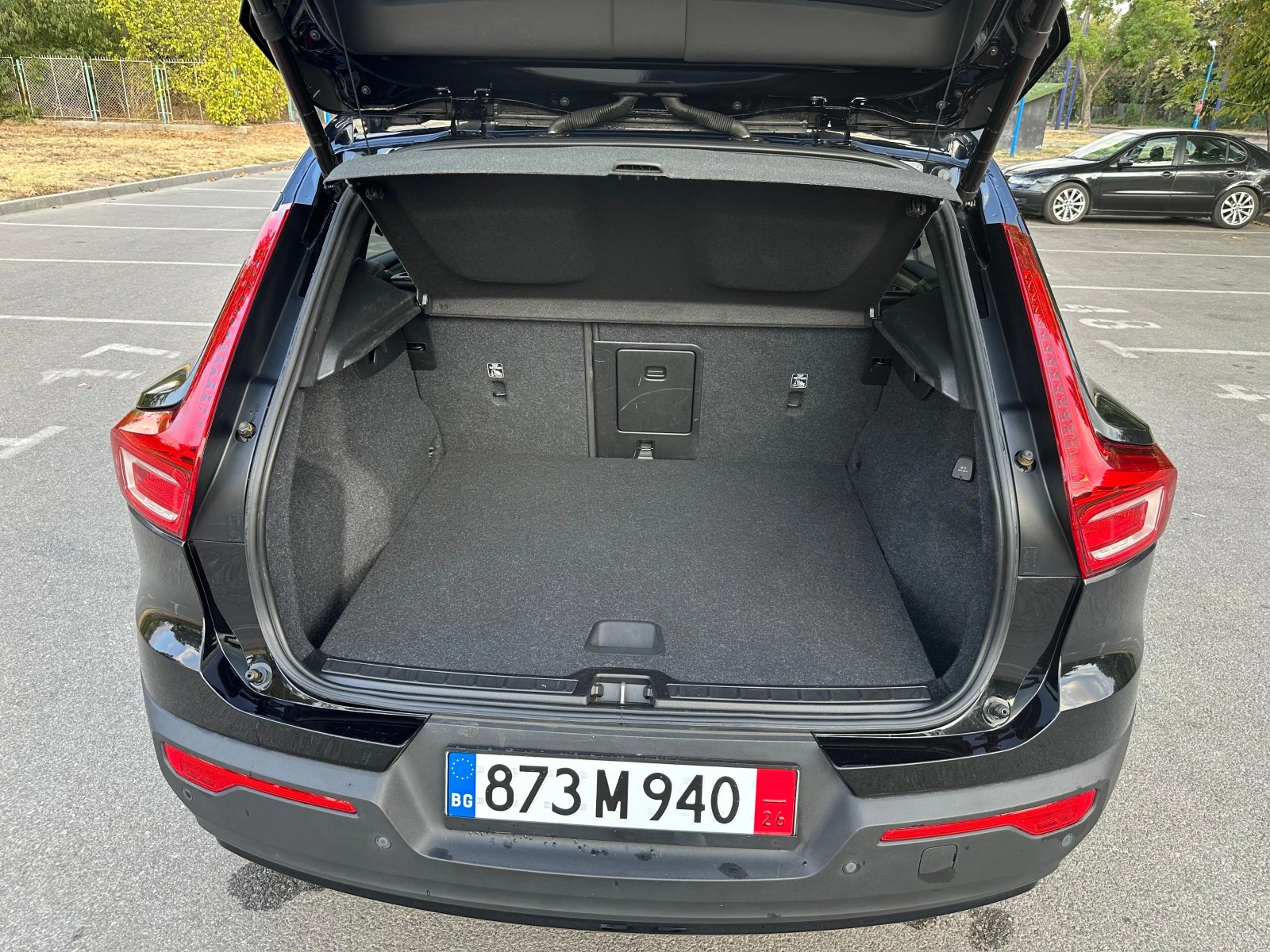 Volvo XC40 P8* AWD* 408hp* 78kWh* R-Design* Гаранция* Full, снимка 15 - Автомобили и джипове - 55784572