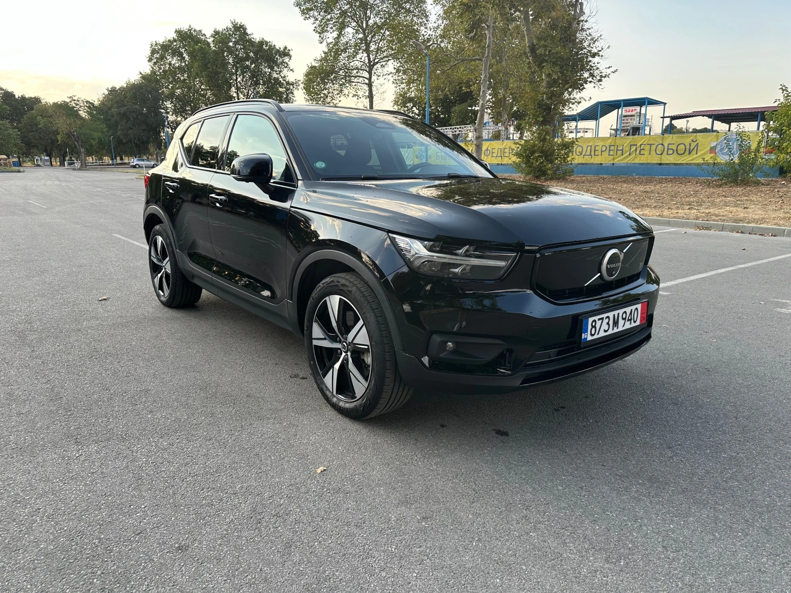 Volvo XC40 P8* AWD* 408hp* 78kWh* R-Design* Гаранция* Full, снимка 2 - Автомобили и джипове - 55784572