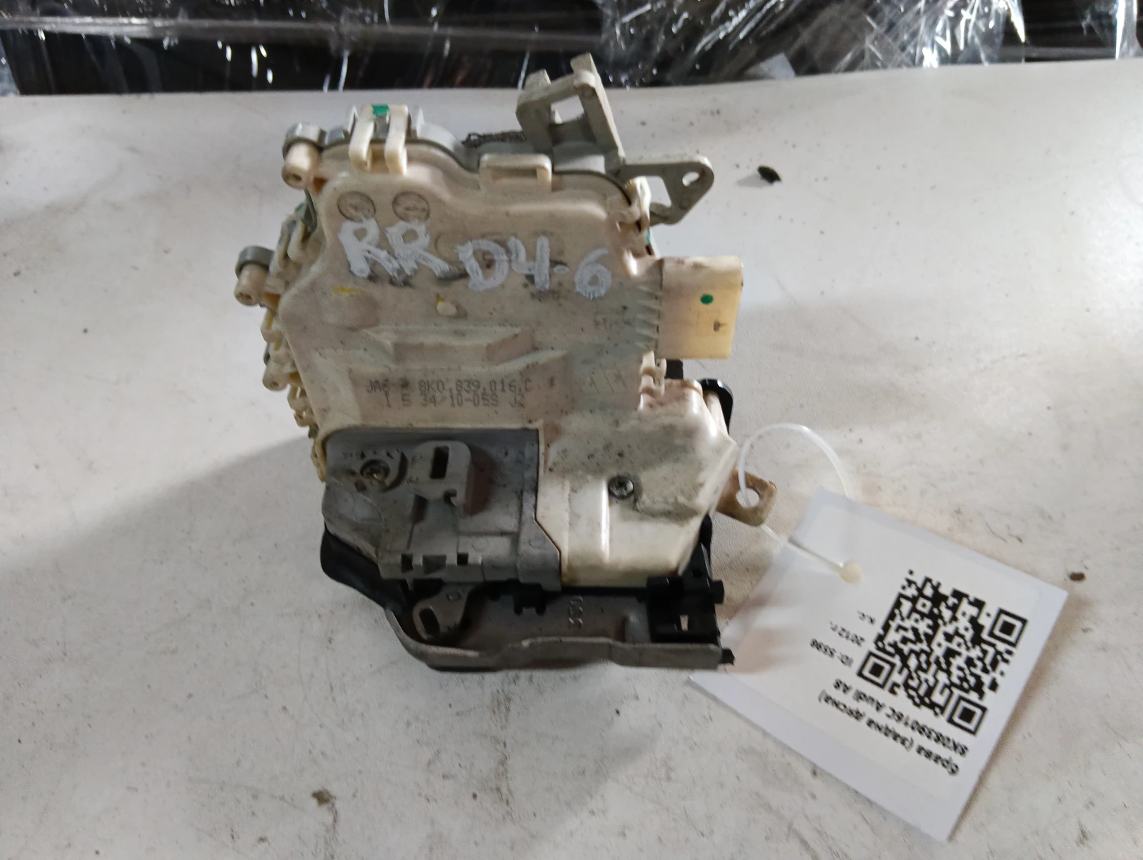 брава (задна дясна) 8K0839016C Audi A8