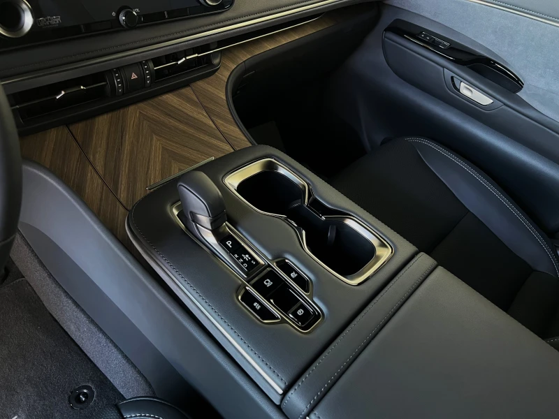 Lexus LM 350h 7-МЕСТЕН, снимка 11 - Автомобили и джипове - 51509047