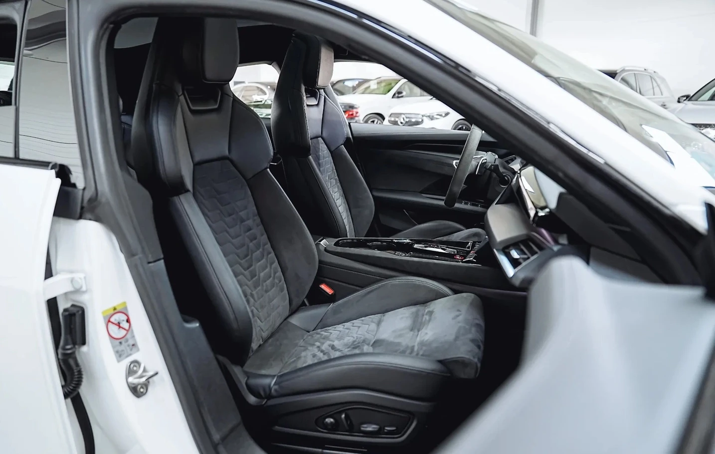 Audi E-Tron GT Quattro, снимка 6 - Автомобили и джипове - 54038678