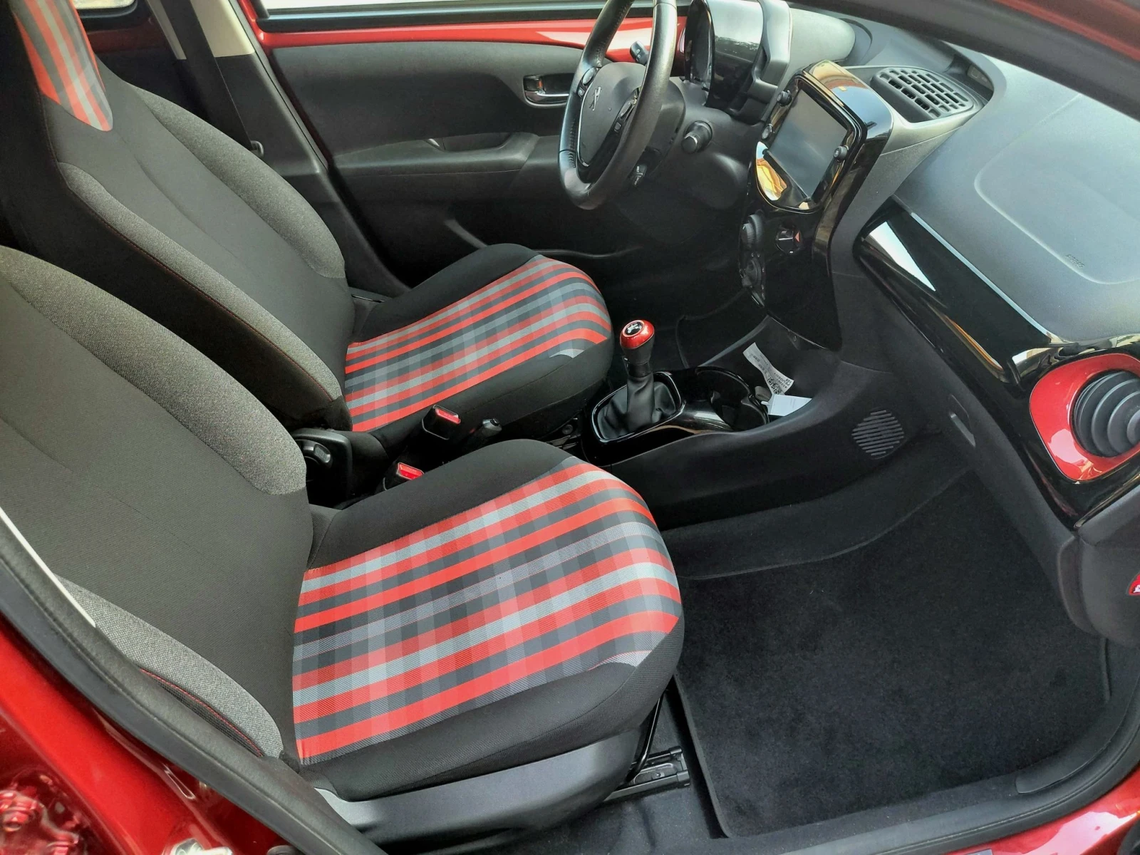 Peugeot 108 1.0i, снимка 11 - Автомобили и джипове - 55556329