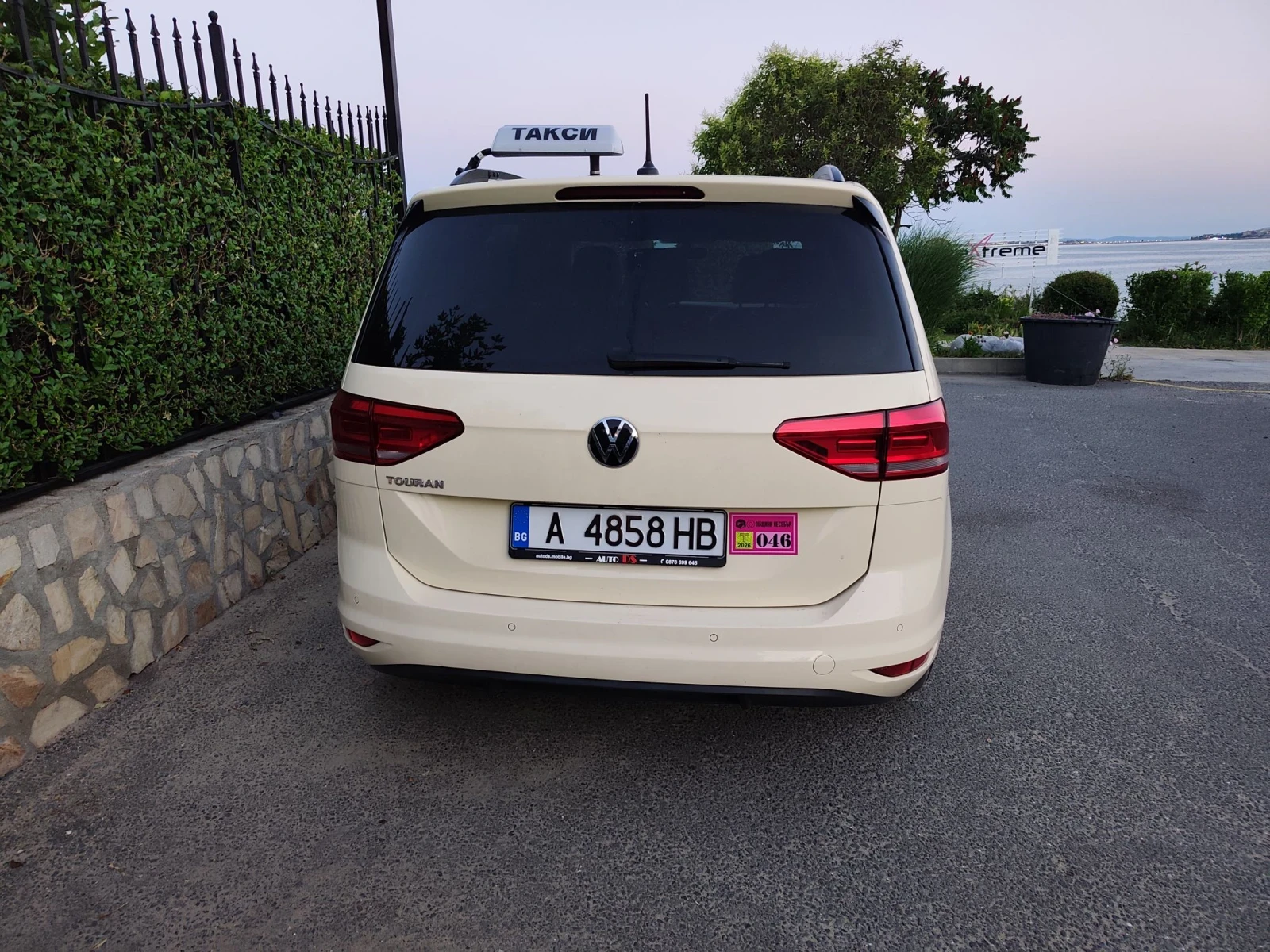 VW Touran 2.0 TDI DSG, снимка 4 - Автомобили и джипове - 56107079