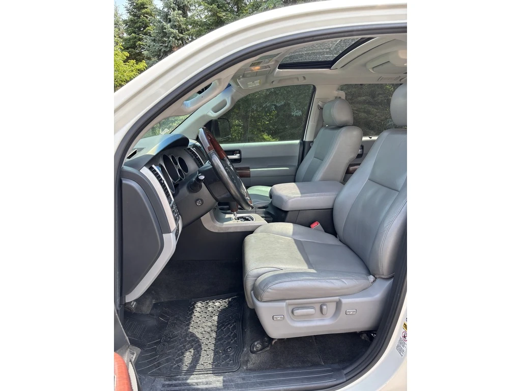 Toyota Sequoia Sequoia Platinum 4D Utility at - изображение 6