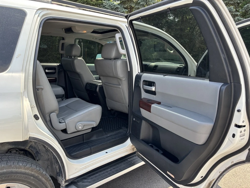 Toyota Sequoia Sequoia Platinum 4D Utility at - изображение 8