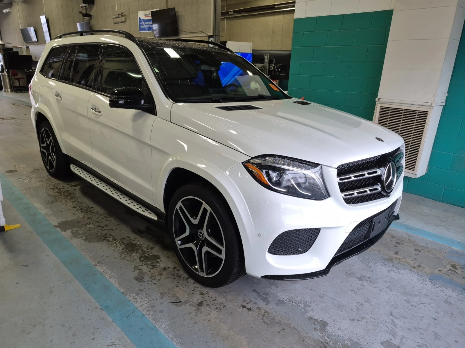 Mercedes-Benz GLS 550 AMG * * CARFAX * * АВТО КРЕДИТ * * , снимка 2 - Автомобили и джипове - 54070271