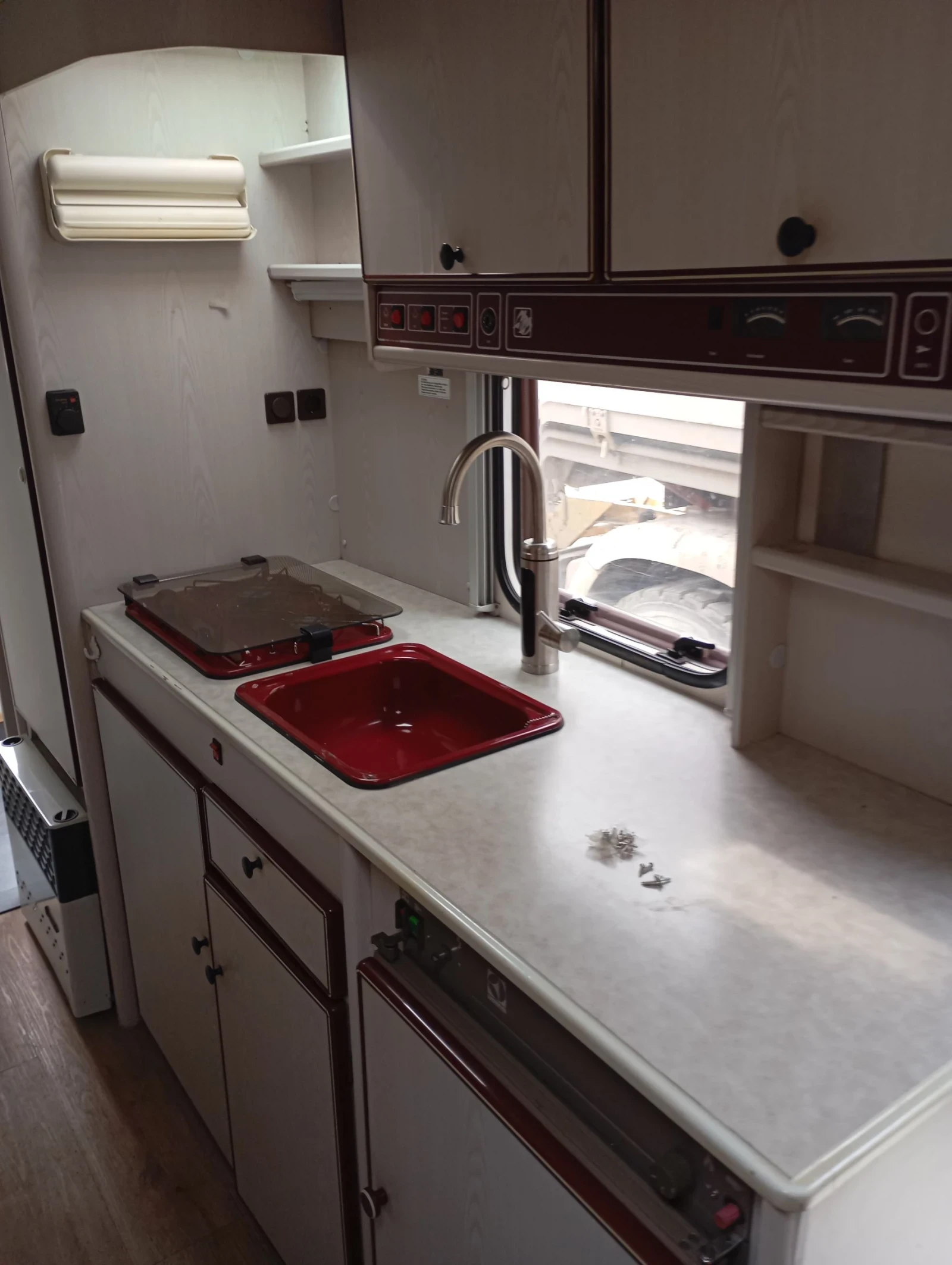 Каравана Knaus 1504, снимка 17 - Каравани и кемпери - 54173347