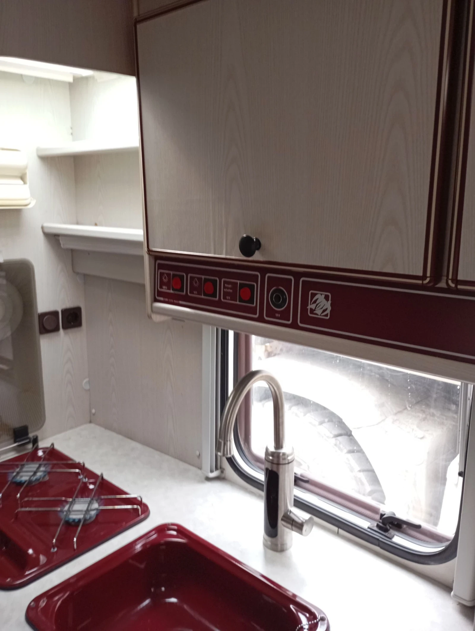 Каравана Knaus 1504, снимка 8 - Каравани и кемпери - 54173347