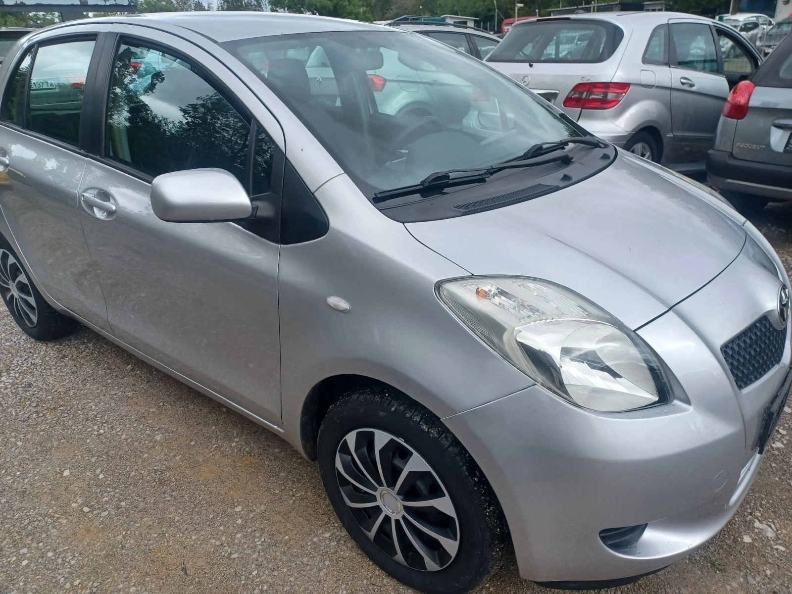 Toyota Yaris 1.0 - изображение 3