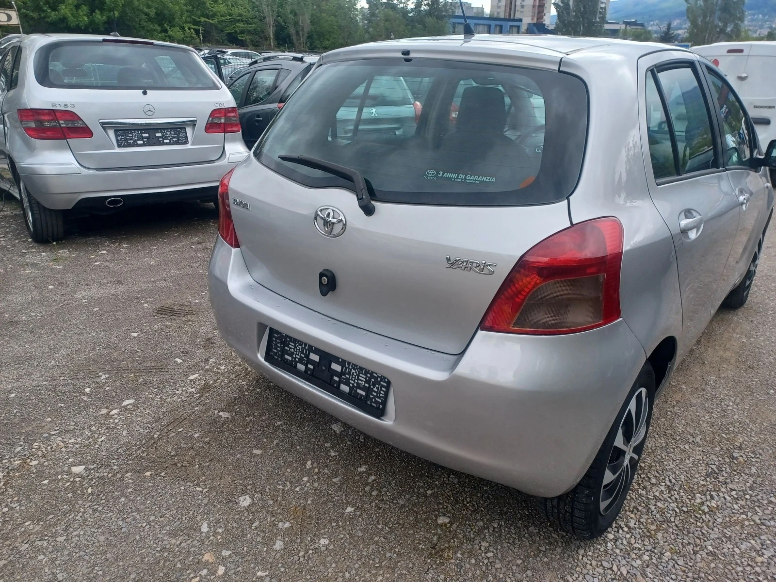 Toyota Yaris 1.0 - изображение 4