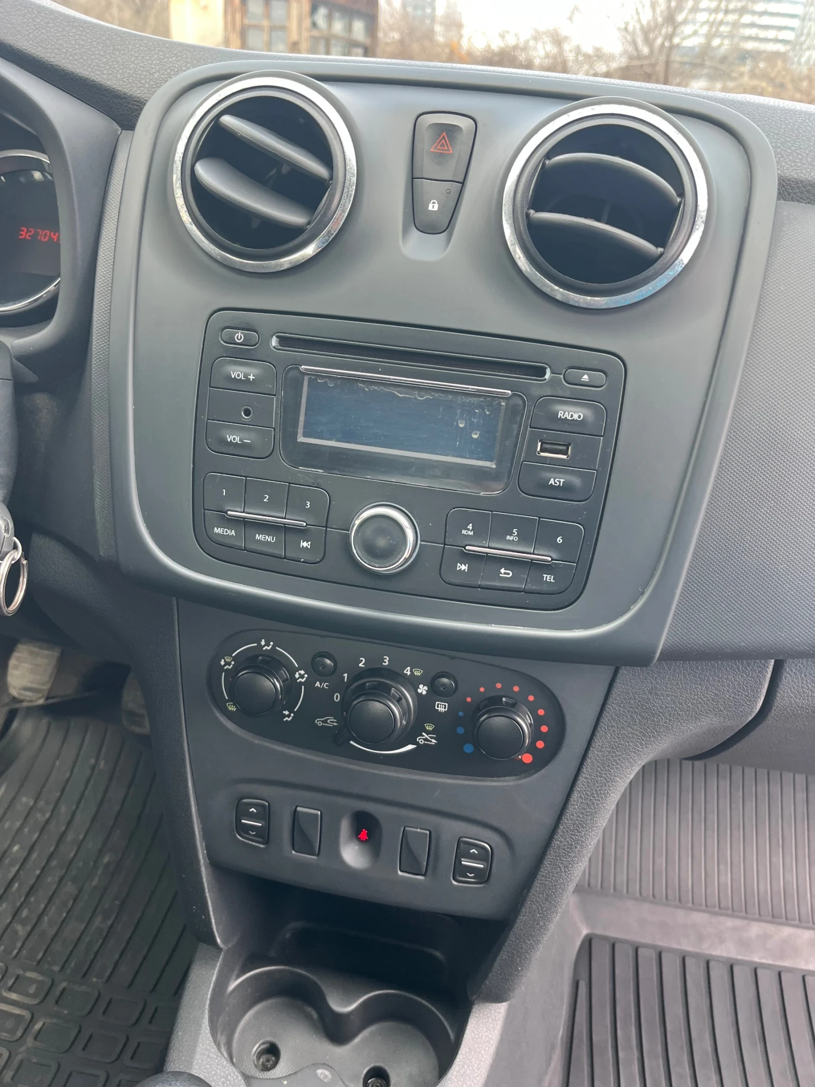 Dacia Sandero 1.2 Бензи Газ с ДДС, снимка 14 - Автомобили и джипове - 53985166