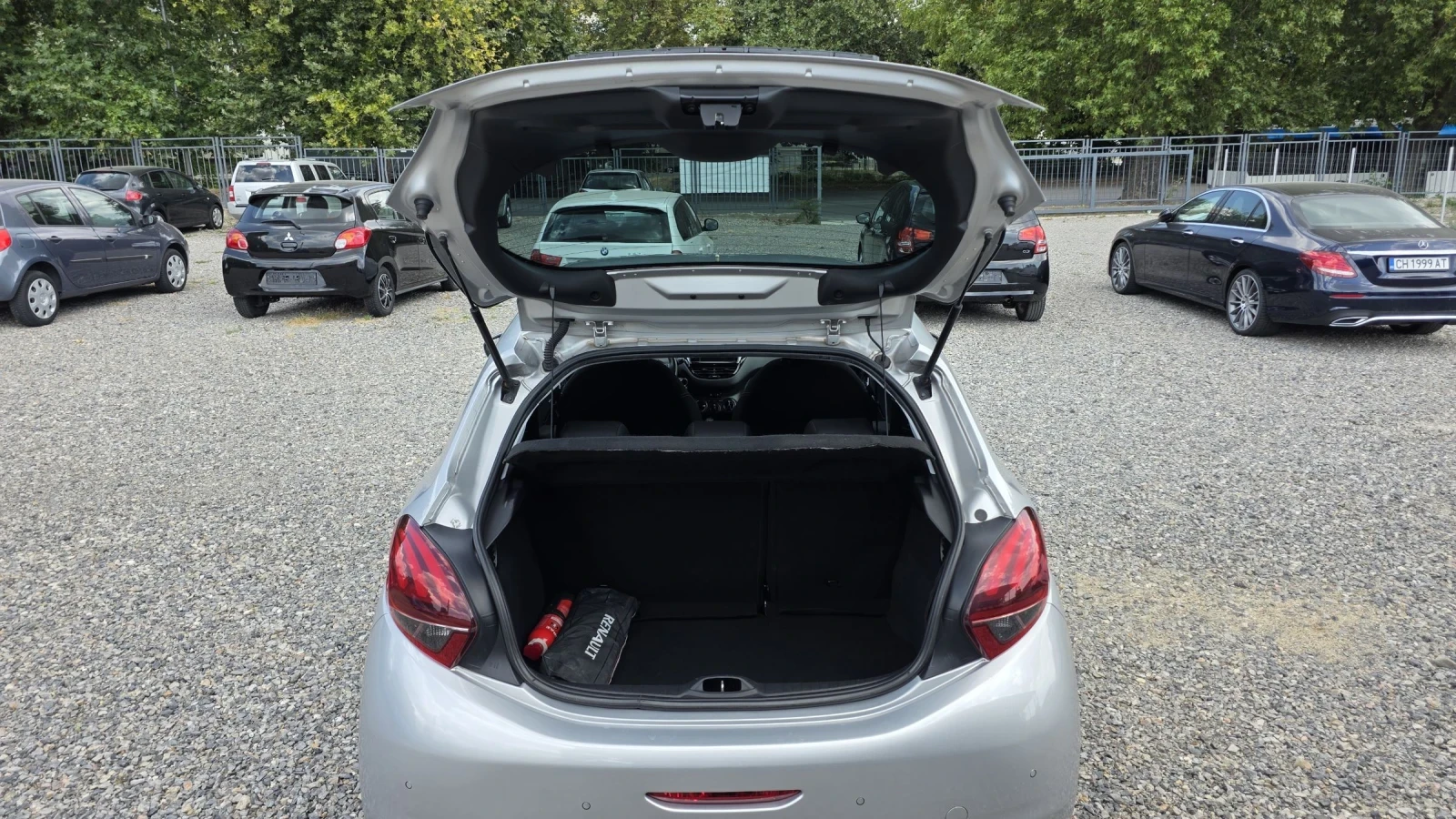 Peugeot 208, снимка 15 - Автомобили и джипове - 55586609