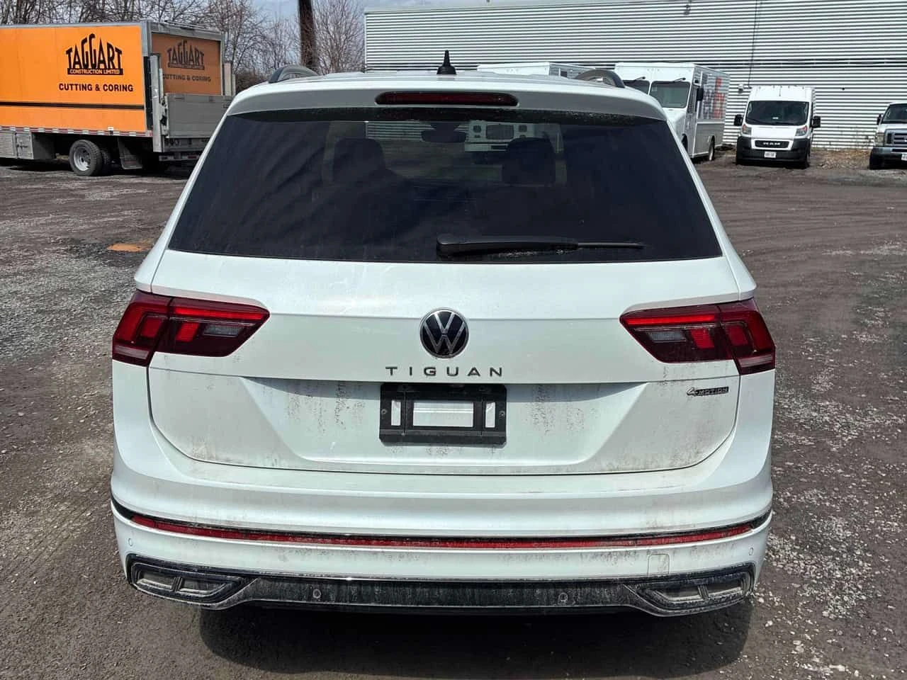 VW Tiguan * Comfortline R Line Black Edition* CARFAX* 2 КЛЮЧ, снимка 4 - Автомобили и джипове - 54152965