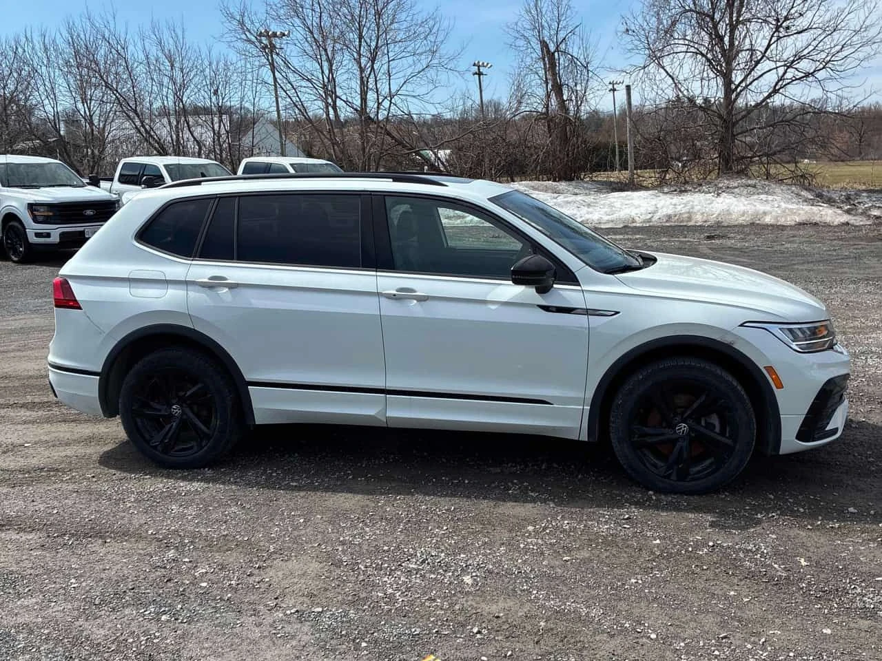 VW Tiguan * Comfortline R Line Black Edition* CARFAX* 2 КЛЮЧ, снимка 3 - Автомобили и джипове - 54152965