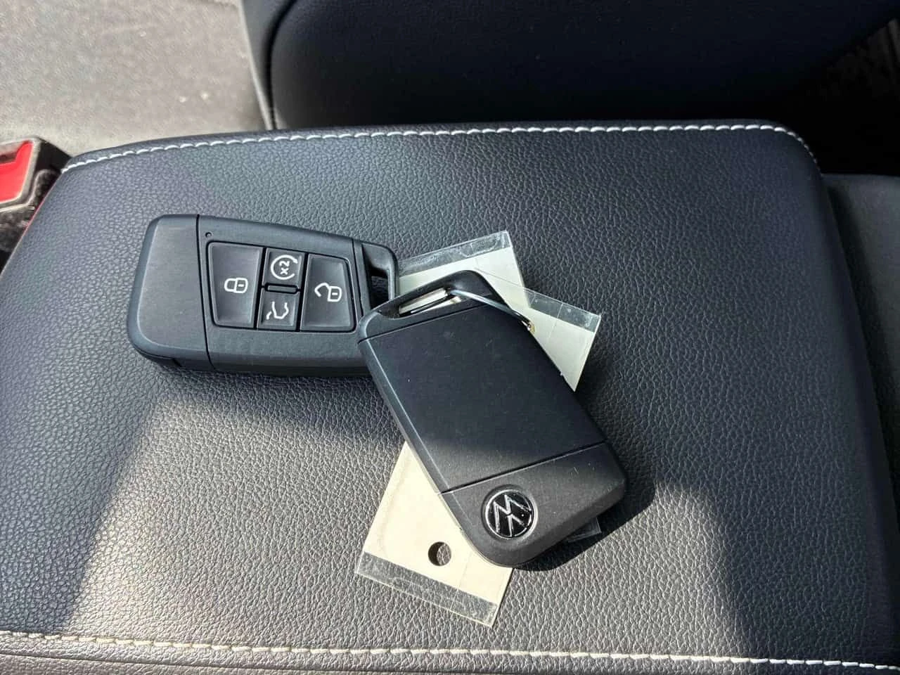 VW Tiguan * Comfortline R Line Black Edition* CARFAX* 2 КЛЮЧ, снимка 10 - Автомобили и джипове - 54152965