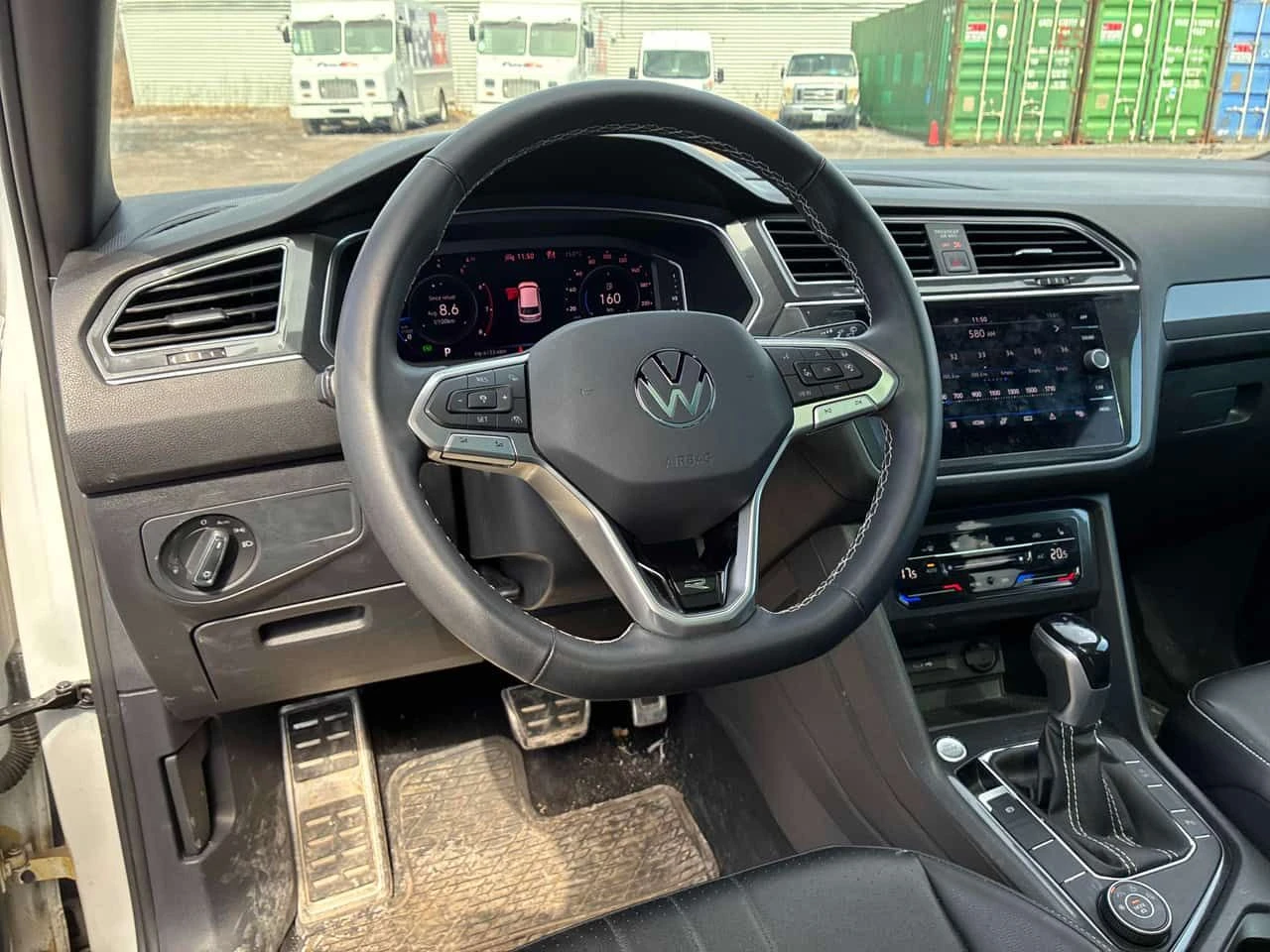 VW Tiguan * Comfortline R Line Black Edition* CARFAX* 2 КЛЮЧ, снимка 15 - Автомобили и джипове - 54152965