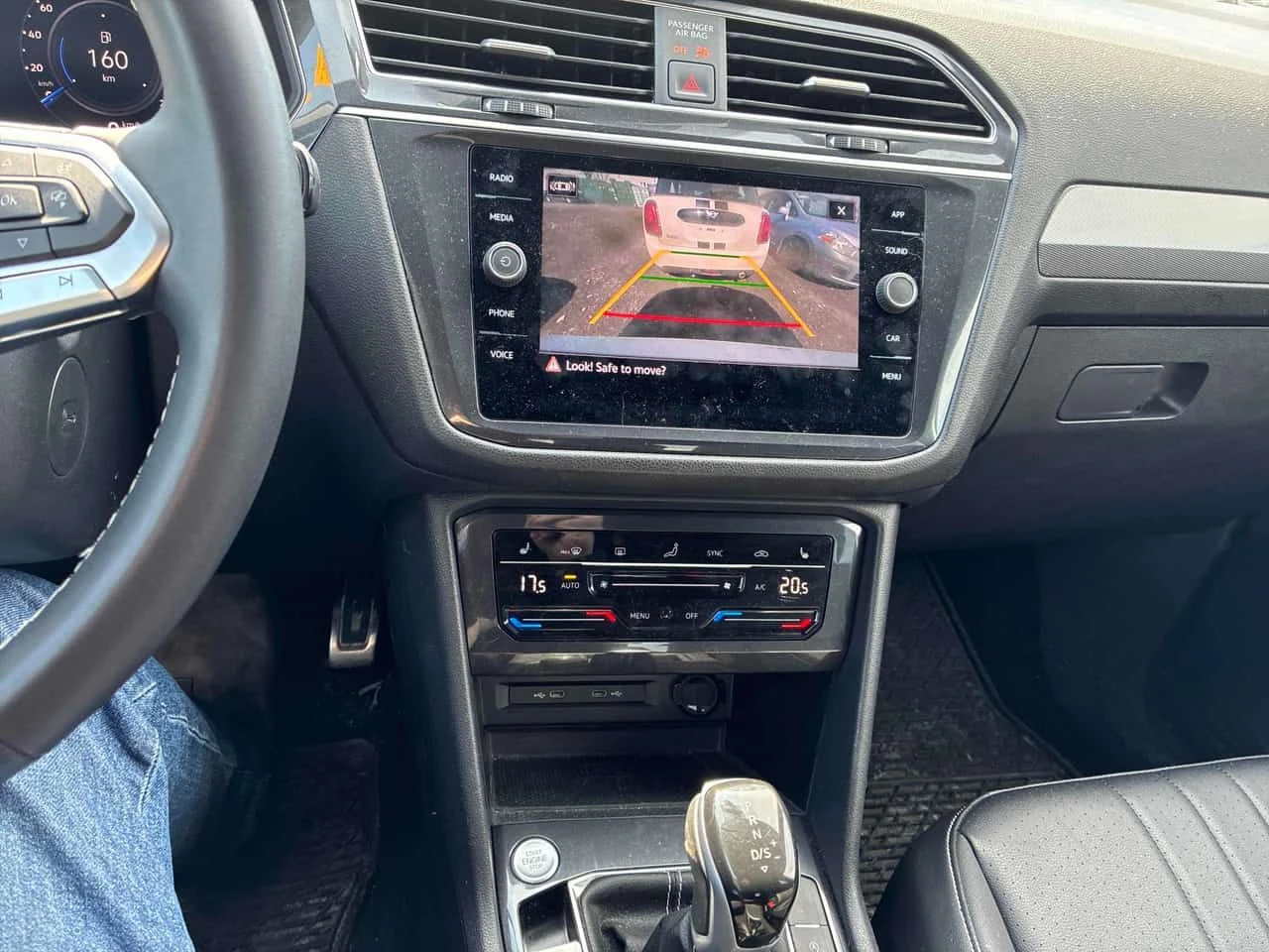 VW Tiguan * Comfortline R Line Black Edition* CARFAX* 2 КЛЮЧ, снимка 9 - Автомобили и джипове - 54152965