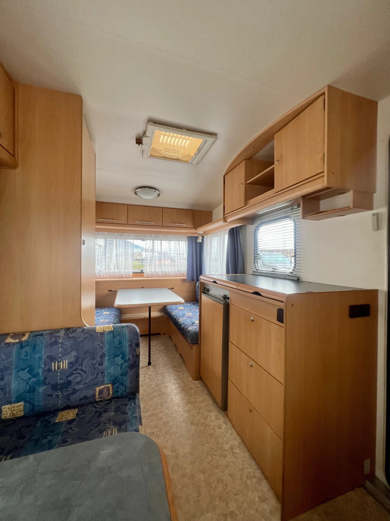 Каравана Adria 390 DS / Като нова! , снимка 11 - Каравани и кемпери - 53969772