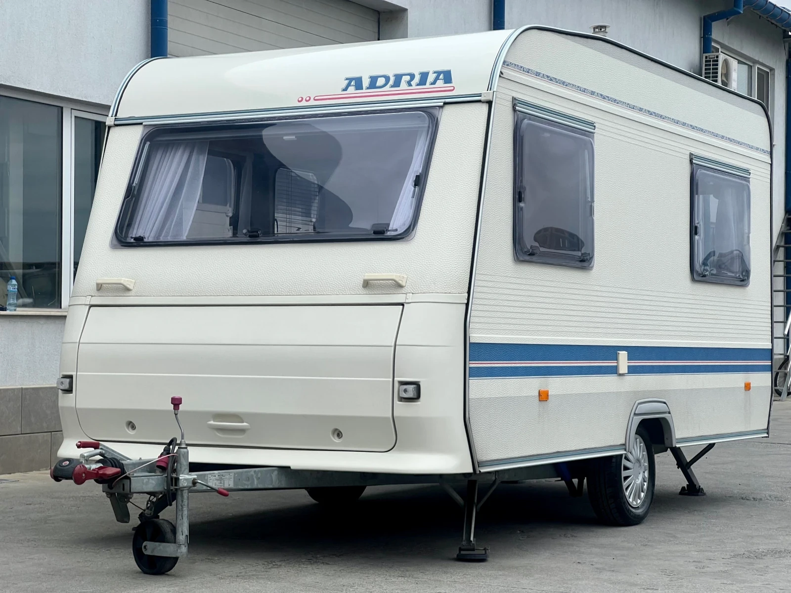 Каравана Adria 390 DS / Като нова! , снимка 2 - Каравани и кемпери - 53969772
