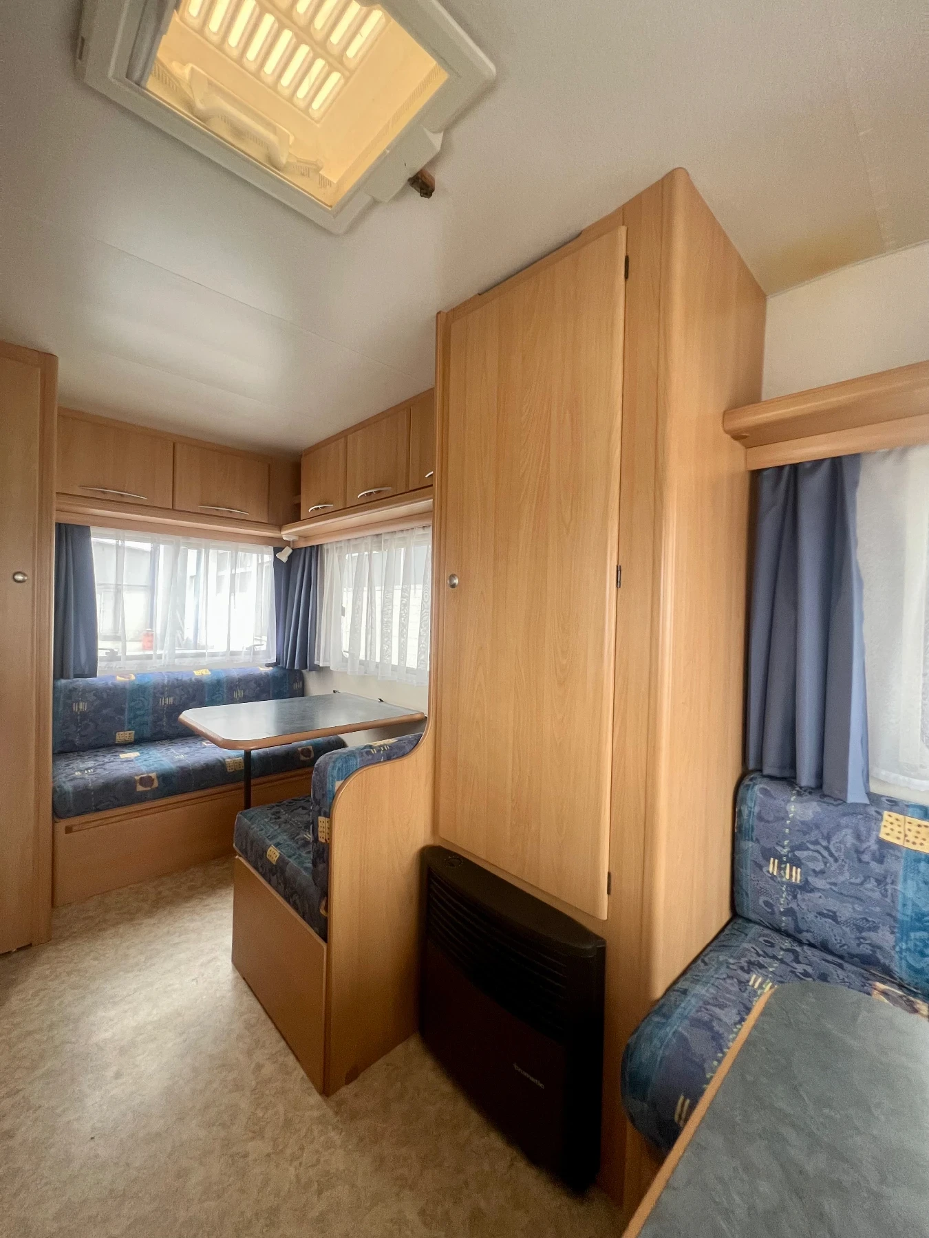 Каравана Adria 390 DS / Като нова! , снимка 9 - Каравани и кемпери - 53969772