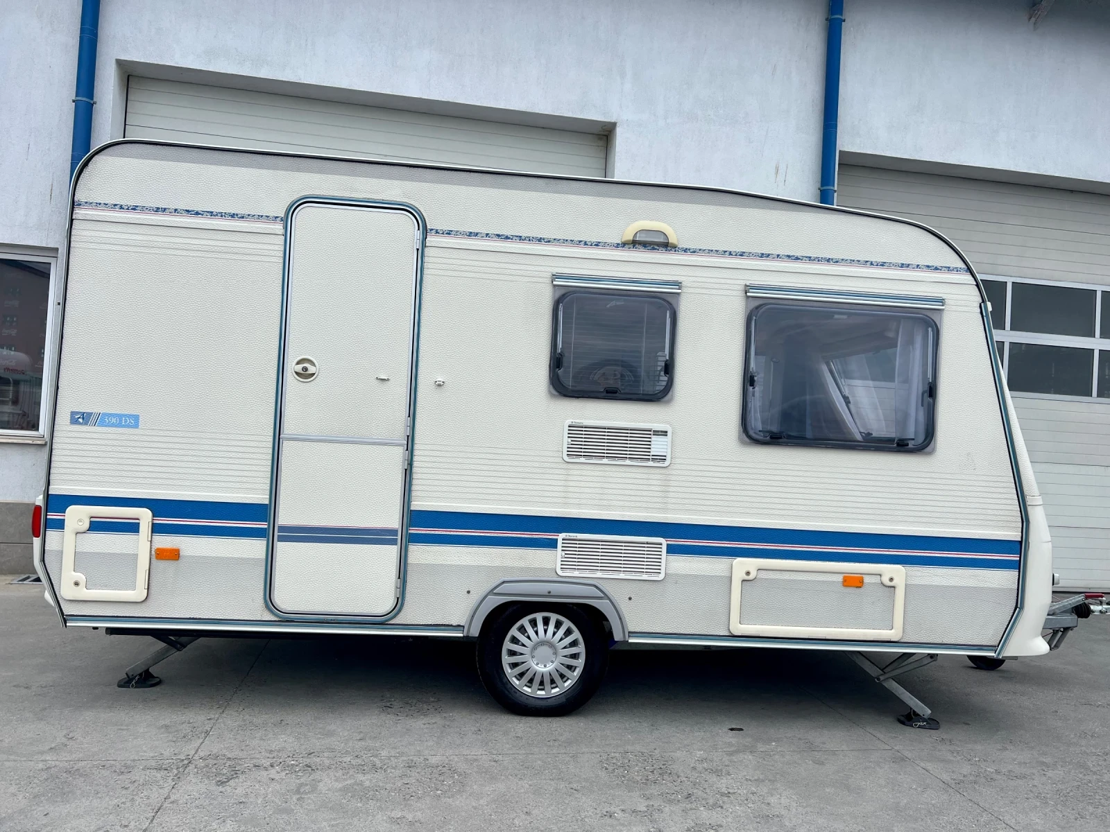 Каравана Adria 390 DS / Като нова! , снимка 6 - Каравани и кемпери - 53969772