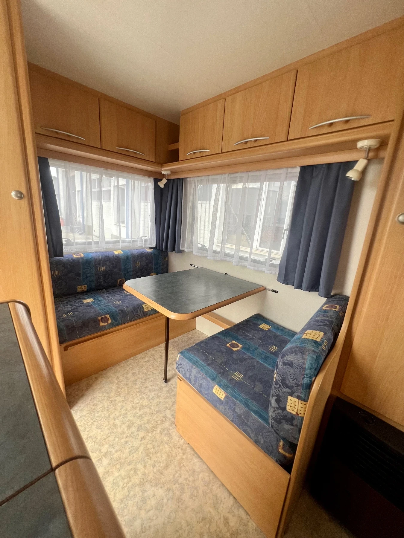 Каравана Adria 390 DS / Като нова! , снимка 8 - Каравани и кемпери - 53969772